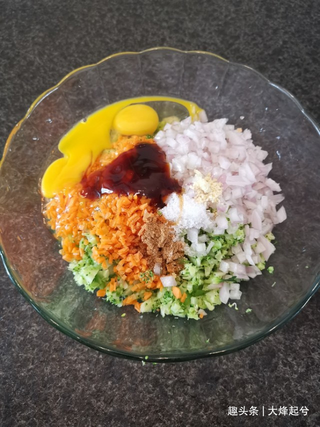 蔬菜饼|西兰花蔬菜饼,适合早餐吃的快手美食