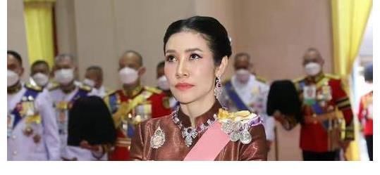 国王@诗妮娜被委以重任,代替国王出席活动,43岁苏提达被抢风头