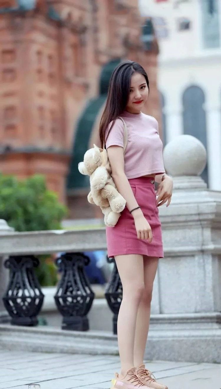 头发|头发卷曲的小美女,淡淡的美妆,给人一种精致典雅的美感