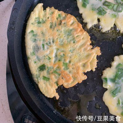 薄饼|别再出去吃了，韭菜鸡蛋饼-妈妈早餐自己做更好吃
