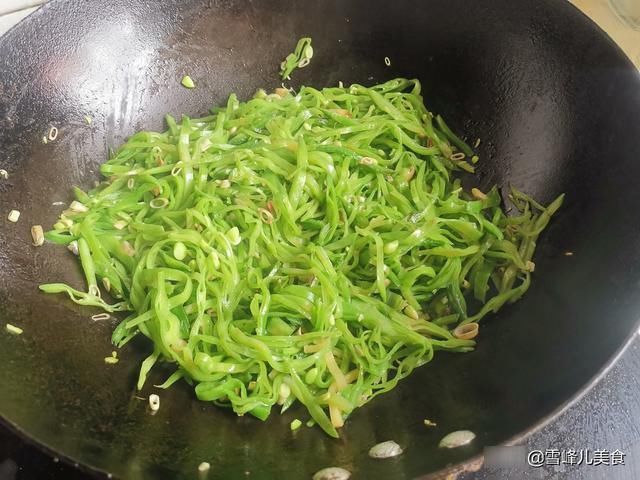素炒扁豆|这菜越吃越香，比肉菜都下饭，简单易做清爽不油腻，夏天适合多吃