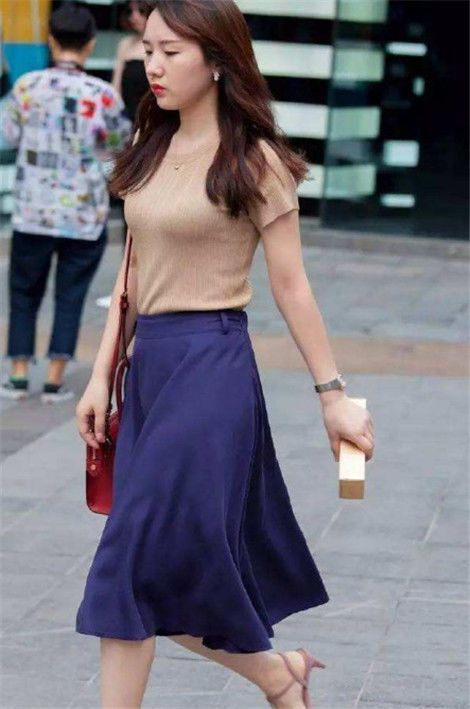 街拍:身材高挑小姐姐,亮黄色的裙子,显得特别时尚靓丽