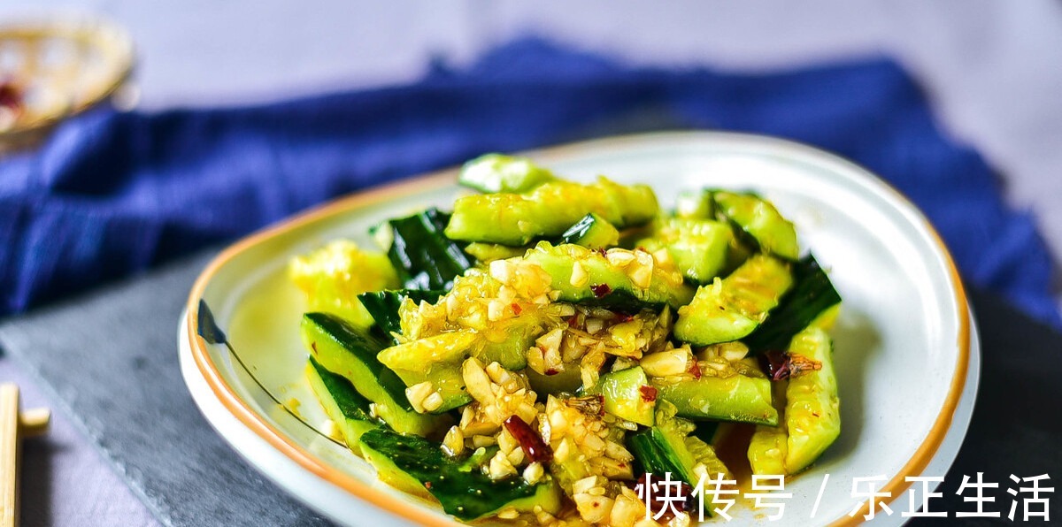 好吃|凉拌黄瓜时，不要直接用盐腌，牢记3技巧，黄瓜脆爽又好吃