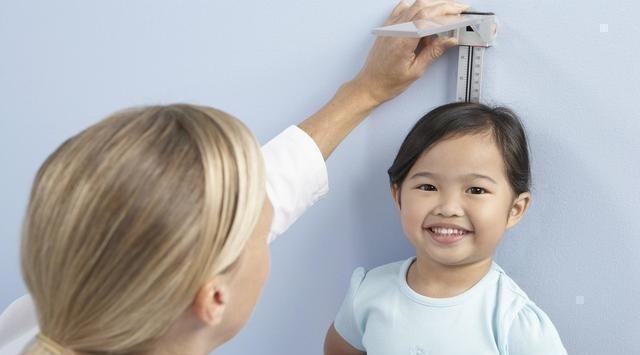 高峰期|孩子进入身高“猛涨期”,身体有4个表现,父母忽视娃少长10公分