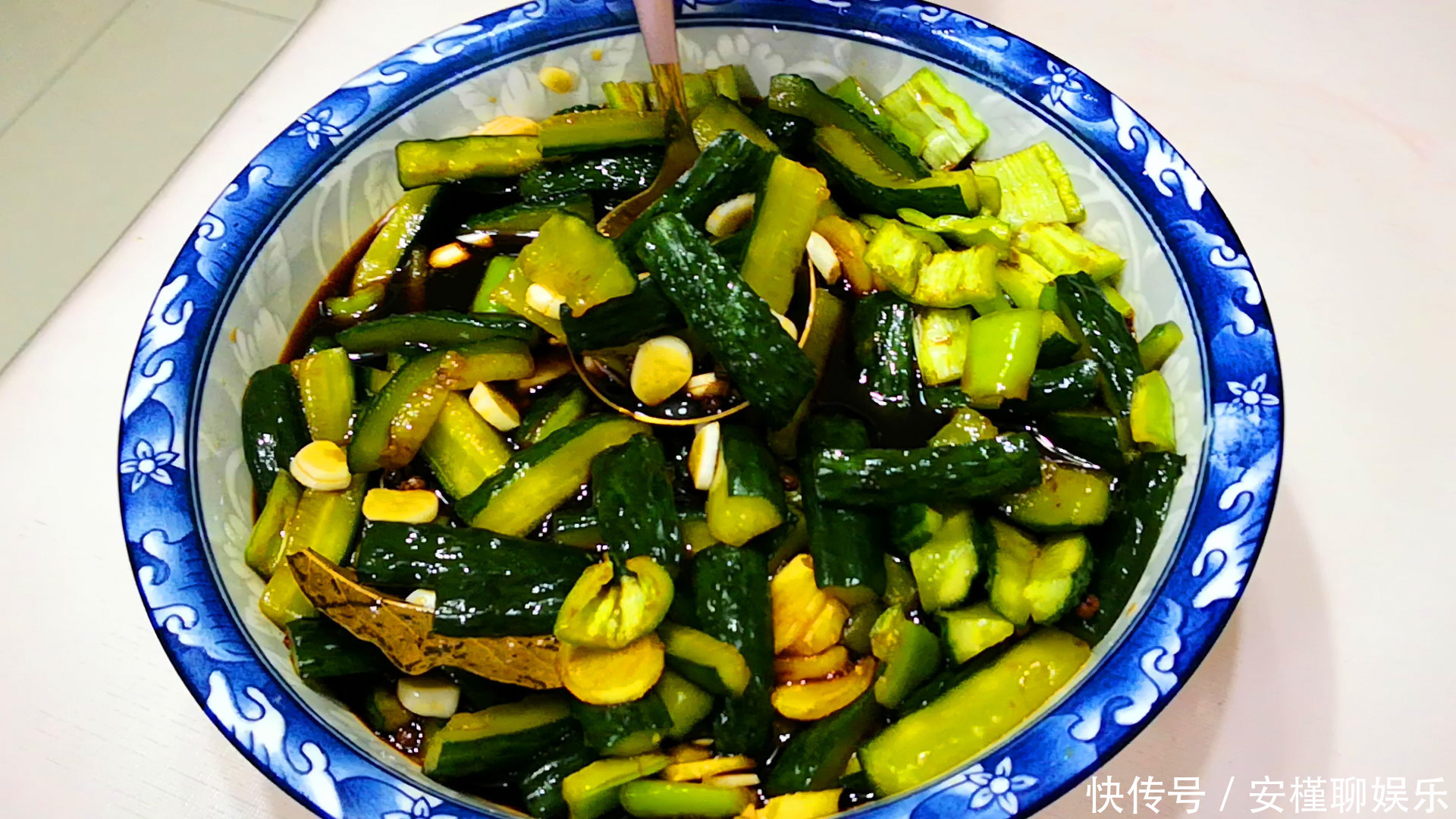 爽口|腌黄瓜有诀窍,学会这种懒人做法,香脆爽口,一次秘制5斤不够吃
