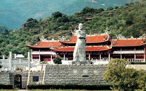 出身|此人弃文练武,武举出身,曾以一人之力横挑少林寺,剑术无人能敌