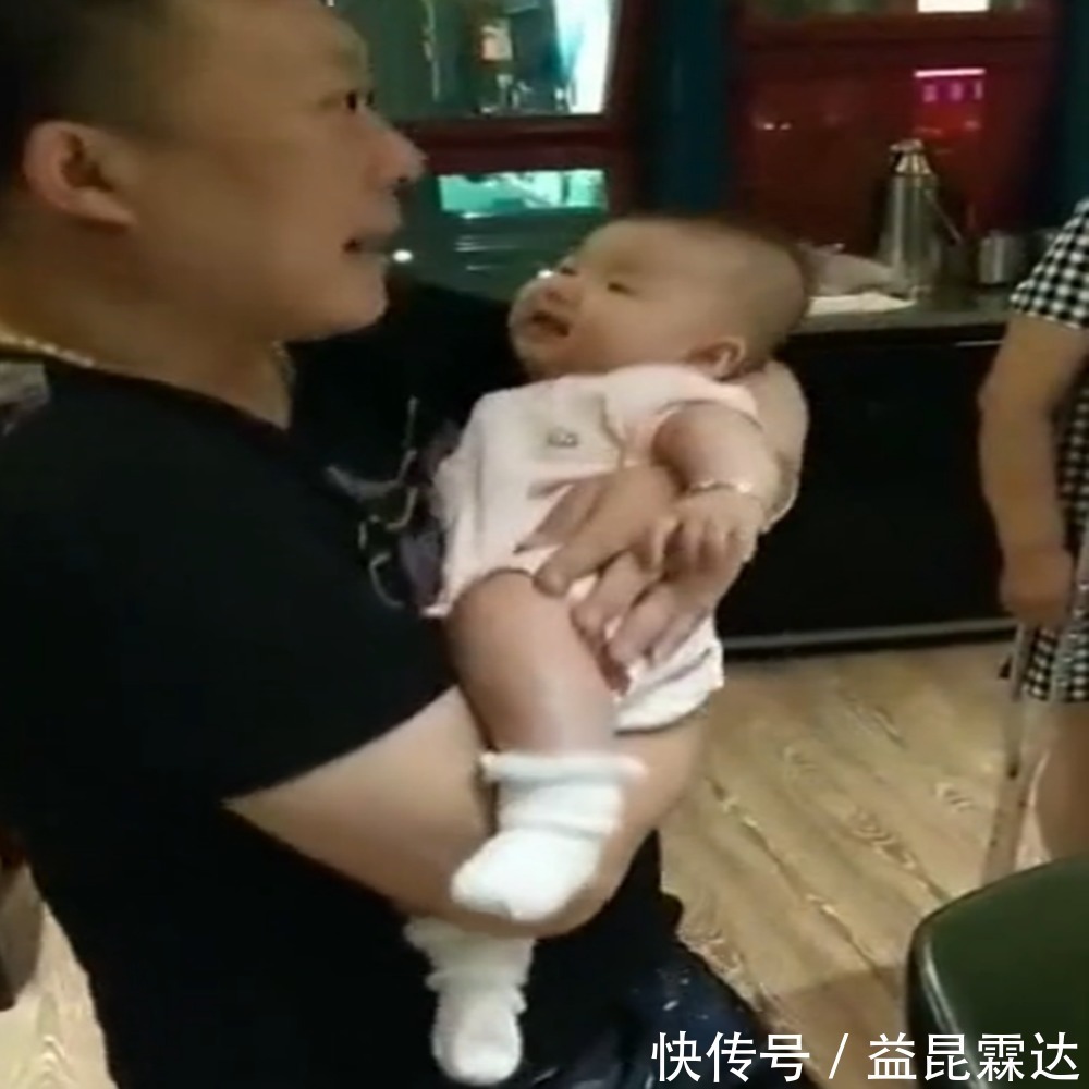 宝宝|舅舅第一次抱宝宝，宝宝的反应太出人意料，把全家人逗翻天了