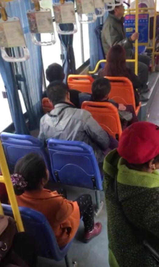 小刘|公交车上女儿突然喊脚疼,宝妈低头一看报了警,乘客:孩子真聪明