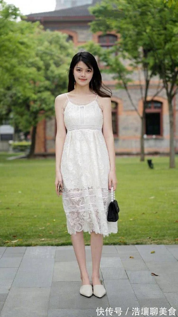 街拍|街拍,白色蕾丝连衣裙看上去特别的唯美,让人心动