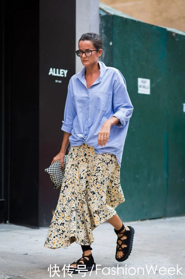 比春天更迷人的是：刘雯的蓝色衬衫