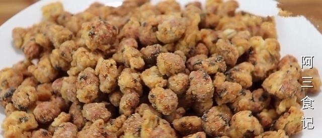 花生米最好吃的做法，加2个鸡蛋，太香了，我家一周吃3次，超解馋