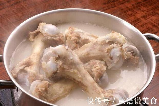 熬骨头汤时,要牢记这三个技巧,学会就再也不用下馆子了