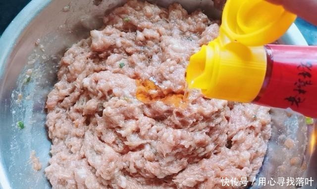 拌饺子馅的第一步是先放油或水,许多人在第一步就错了