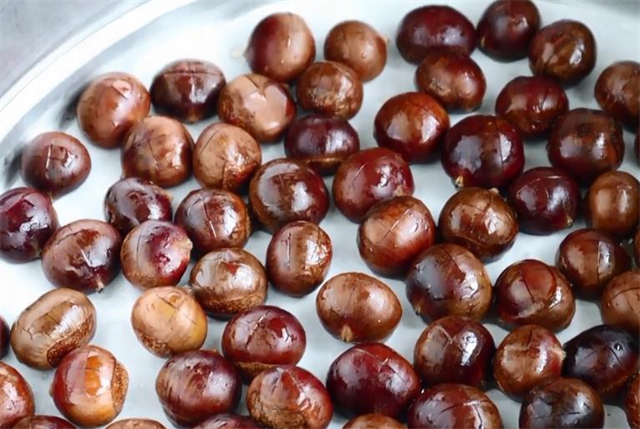 糖水|这才是板栗最好吃的做法,两个小技巧,轻松去壳又好吃,简单实用