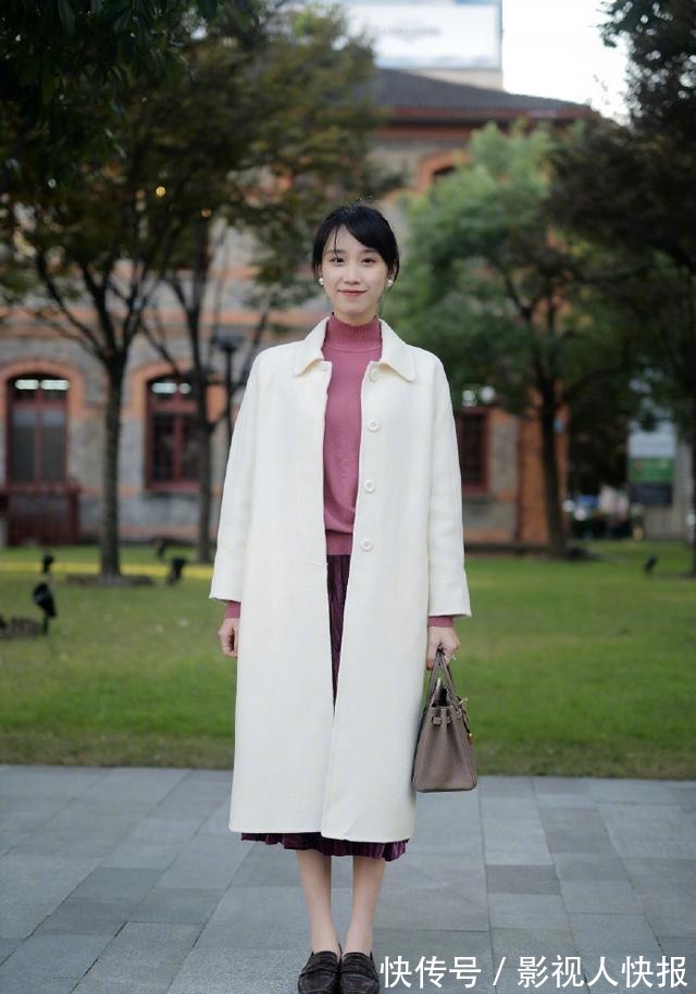 搭配 大衣下面尽量少配运动鞋,现在流行这样穿,时髦又能显气质!