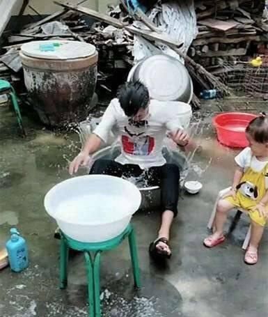 妈妈|爸爸在洗头,三岁女儿拿掉爸爸的凳子,接下来让妈妈笑喷