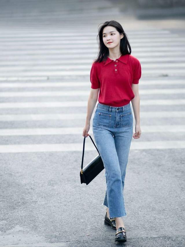 衬衫|秋天怎么穿才高级洋气,红色衬衫+牛仔裤,基础款搭配也漂亮大方