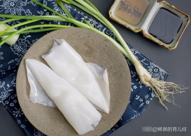 鱿鱼的美味新吃法，鲜嫩脆爽又营养，适合孩子的解馋美食