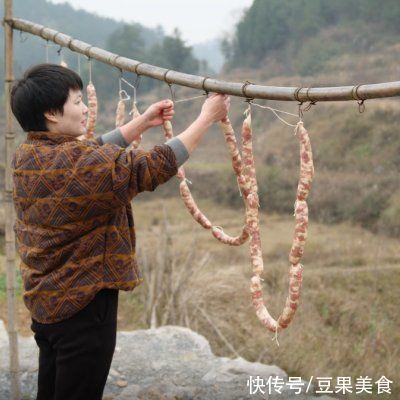  年货腊肠做法来了，日晒5天烟熏半个月，最后焖饭吃太香了