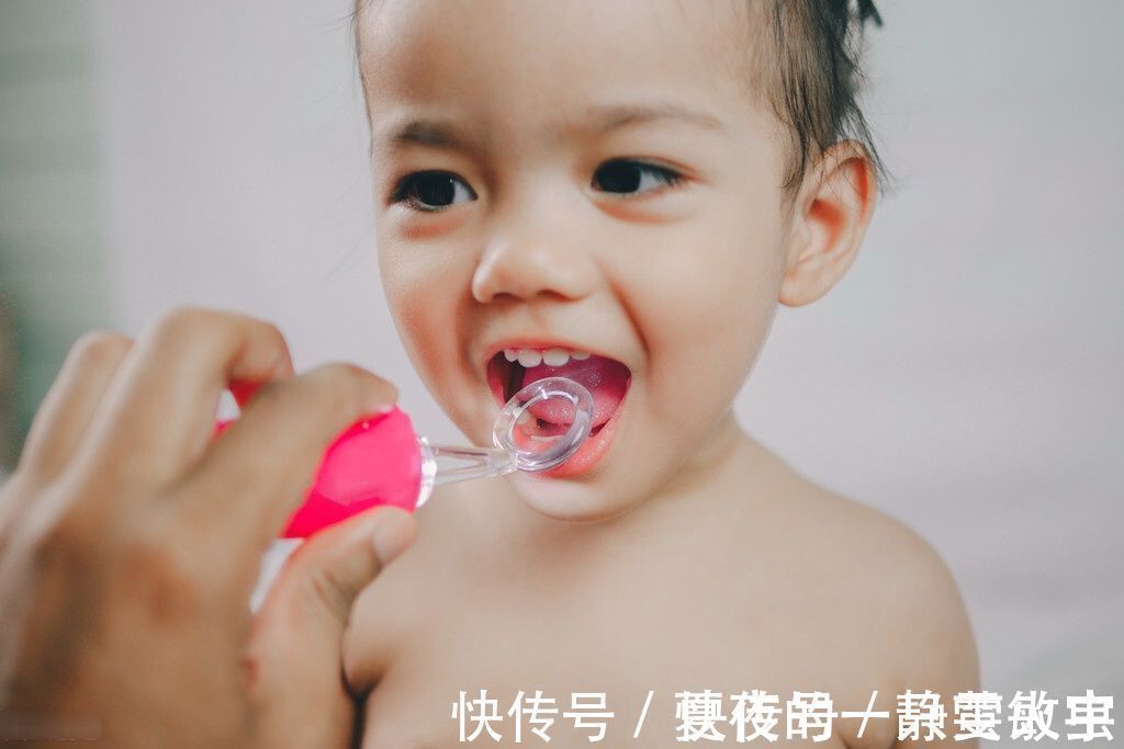 牙齿|孩子长出“双排牙”太难看?是乳牙脱落太晚导致的,需要适当刺激