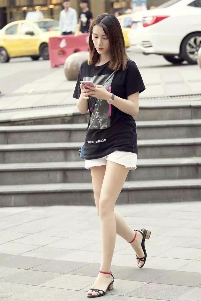 街拍:国色天香的美女,连衣裙外搭白色外套,女神气质尽显