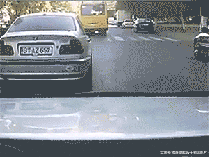 |搞笑GIF：这样的妹子 一看就不是省油的灯