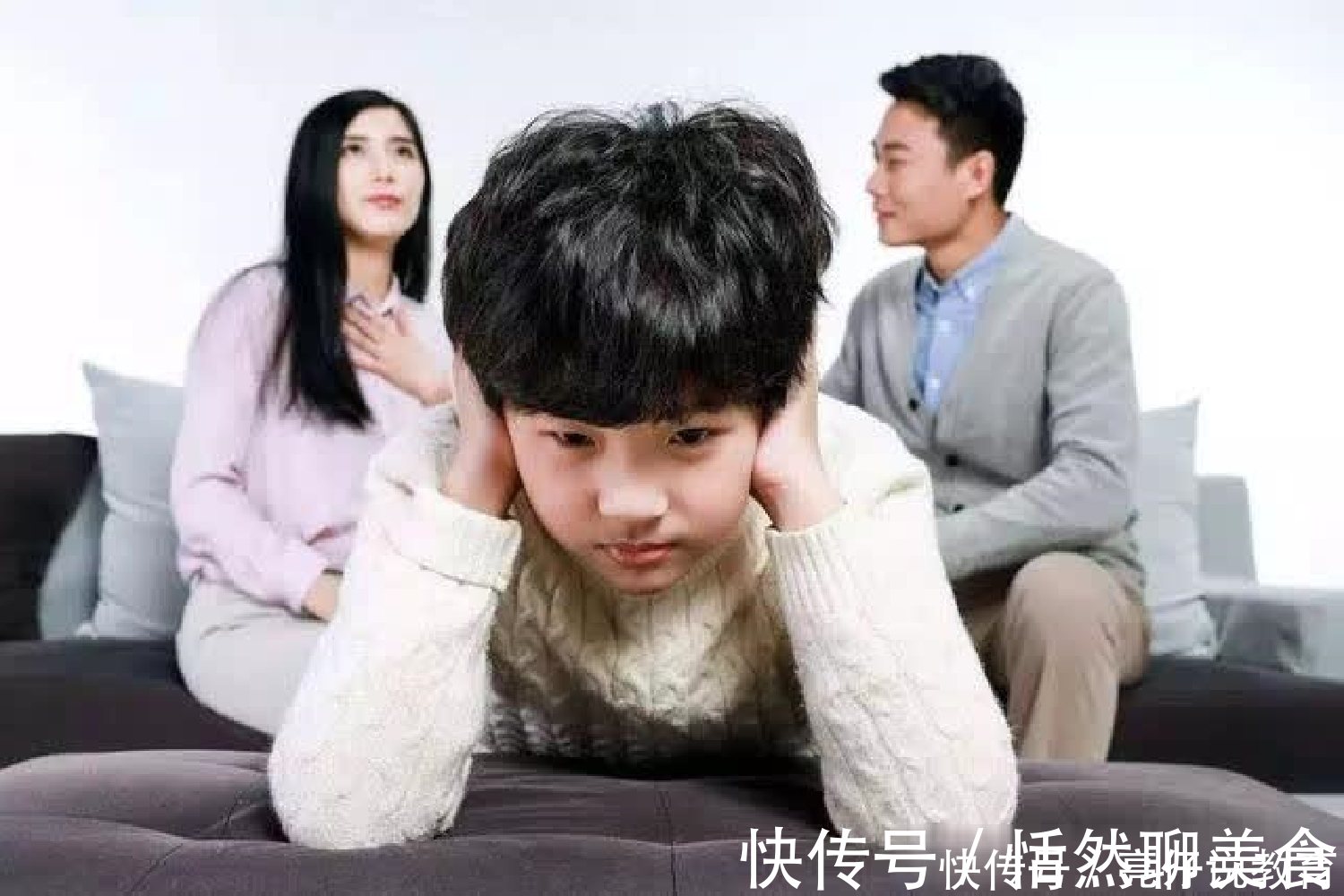 小棉袄|双胞胎儿子误以为爸爸欺负妈妈，举起拖把“护母”，有点暖