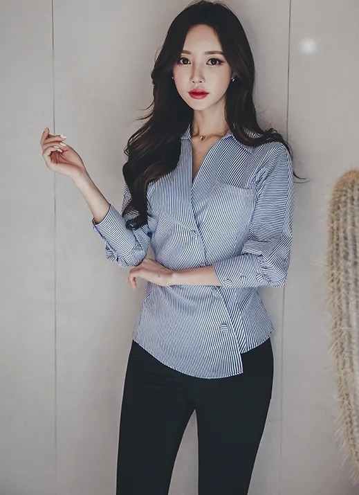 美图欣赏：孙允珠，侧领斜纹愠色纹理海蓝职业衫