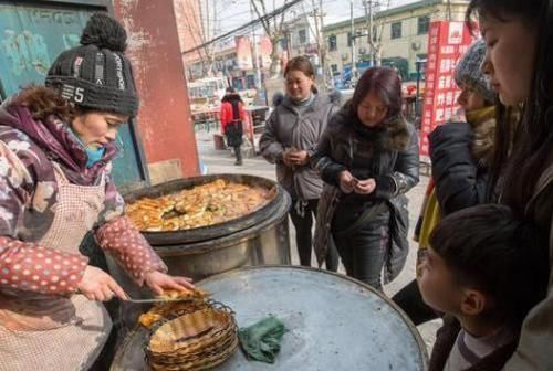 中年夫妇|中年夫妇做“良心早餐”，一块钱4个不够卖，小学生看着走不动路