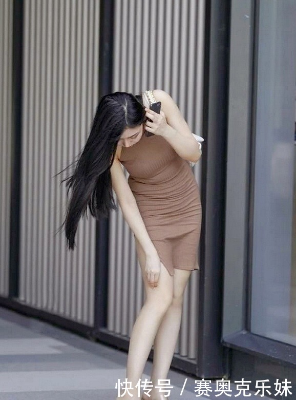 针织|模特穿上挂脖无袖针织连衣裙,举手挥发女性魅力,带点高级感