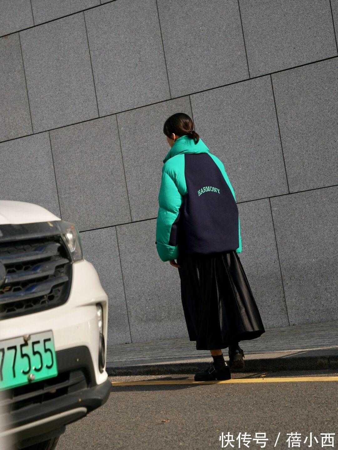 穿搭 羽绒服怎样搭配才时髦?内搭毛衣,下搭阔腿裤、牛仔裤简约高级