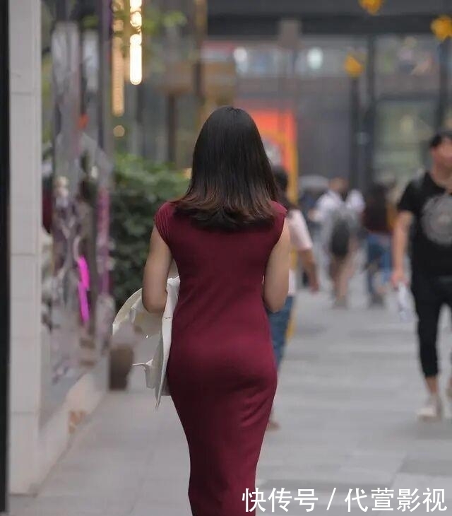 个性优雅的连衣裙装扮展现女性简洁气质，简约不失潮流感