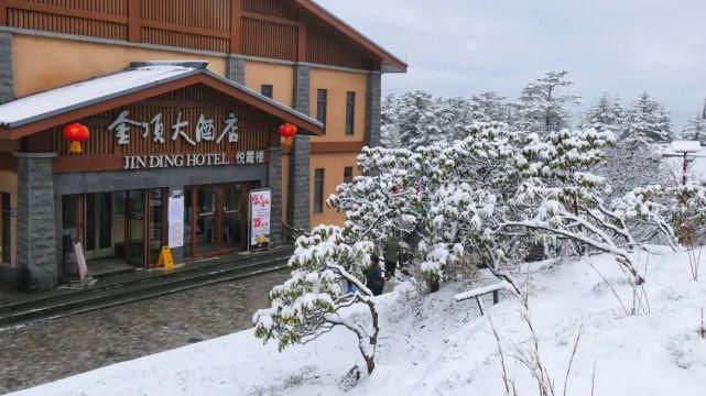 美啦！今晨峨眉山突降大雪