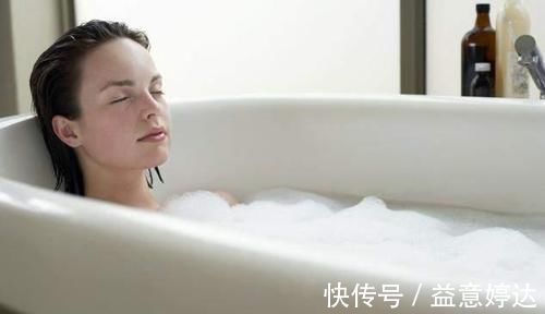 皮肤|洗澡后,啥时候抹“身体乳”效果好?很多人都做错了,难怪皮肤干