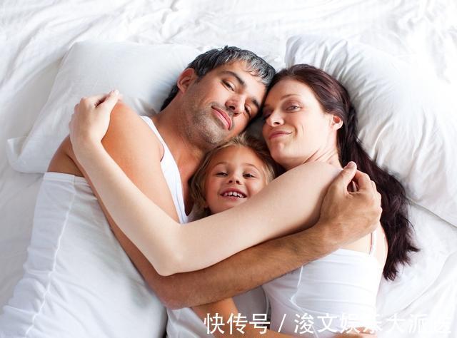 爸爸|8岁女儿非要和爸爸一起睡,妈妈反对,女儿童言无忌把妈妈气乐了