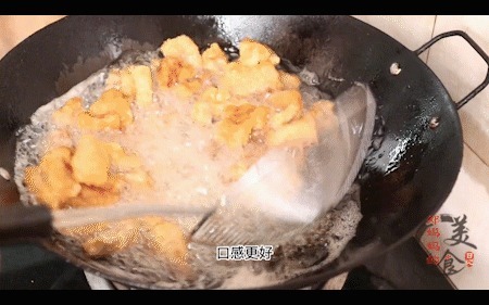 炸酥肉,调面糊加清水就错了,教你正确做法,酥肉不会软更酥脆