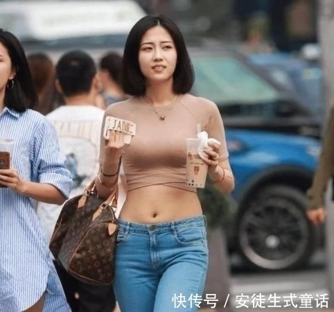 背心|运动背心搭配牛仔裤,简约时尚,还成为街上动人的风景线