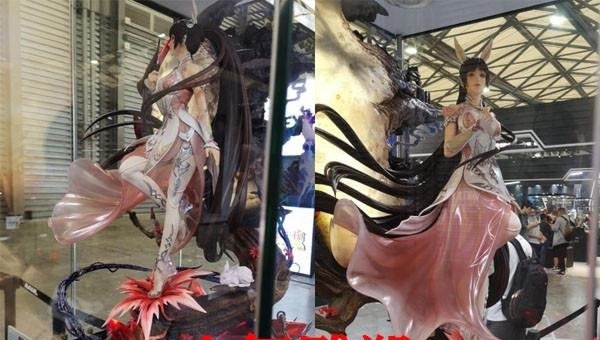 腳踩|斗羅大陸：小舞等身雕塑終于來了！腳踩彼岸花絕美亮相，身材矚目