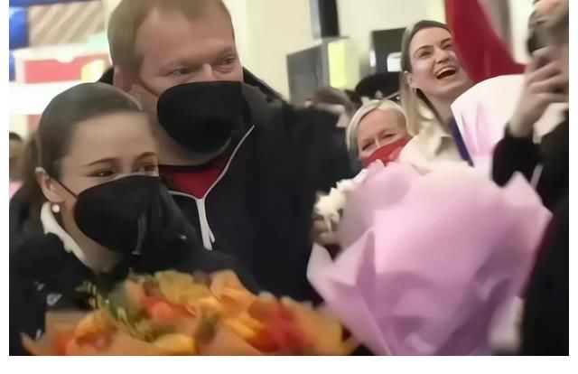 巴赫|K宝到达莫斯科！戴口罩难掩憔悴，粉丝捧花夹道欢迎，为她打气