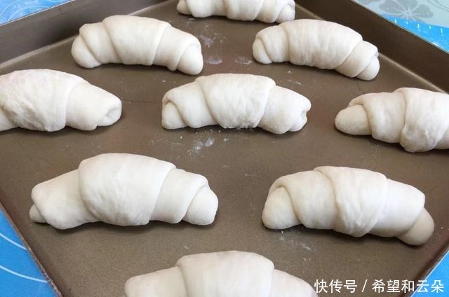 韧性|牛角夹心小面包就这样做,松软香甜,放两天也不硬,孩子超级爱吃