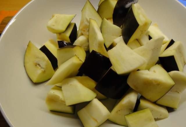 烧茄子时，有人腌制有人直接下锅炒，大厨：都不对，教你正确做法