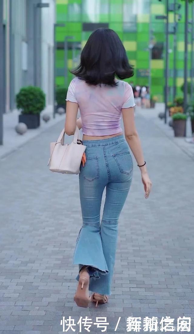 身材好的女生穿衣就是任性,喇叭裤也能非常好看,尽显时尚的魅力