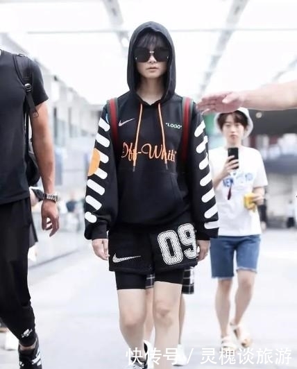 今年牛仔裤不火了,最近正受宠的“运动裤”,搭配卫衣穿巨潮!