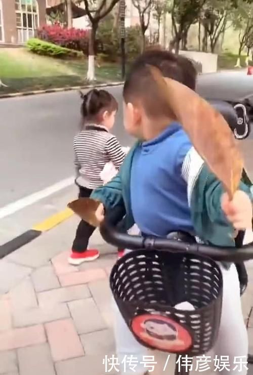 漂亮|妈妈带儿子遛弯,路遇漂亮小姐姐,儿子的表现让妈妈笑叹渣男