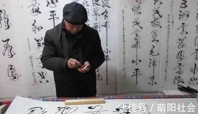 老有所乐|72岁老人的“一笔字”惊艳了整个书坛，自成一体，独步书坛