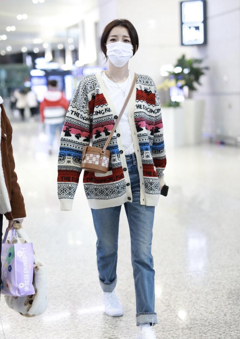 孙怡美得让人心动,开衫搭配牛仔裤走机场高挑纤瘦,显得年轻貌美