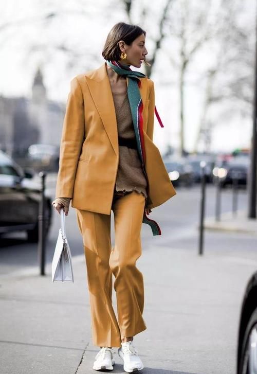 2021年流行的高级色，很适合皮肤黄黑的女人，时髦显白有气质黄黑皮能穿流行色吗？2021流行色推荐高级色搭配运用法则：