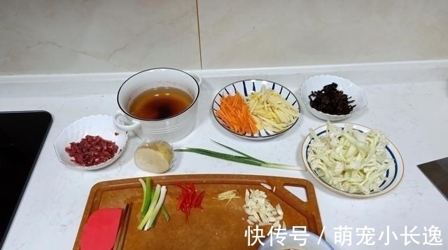 晚餐|母子俩的晚餐只有3个菜,儿子说个个好吃,网友却说太寒碜