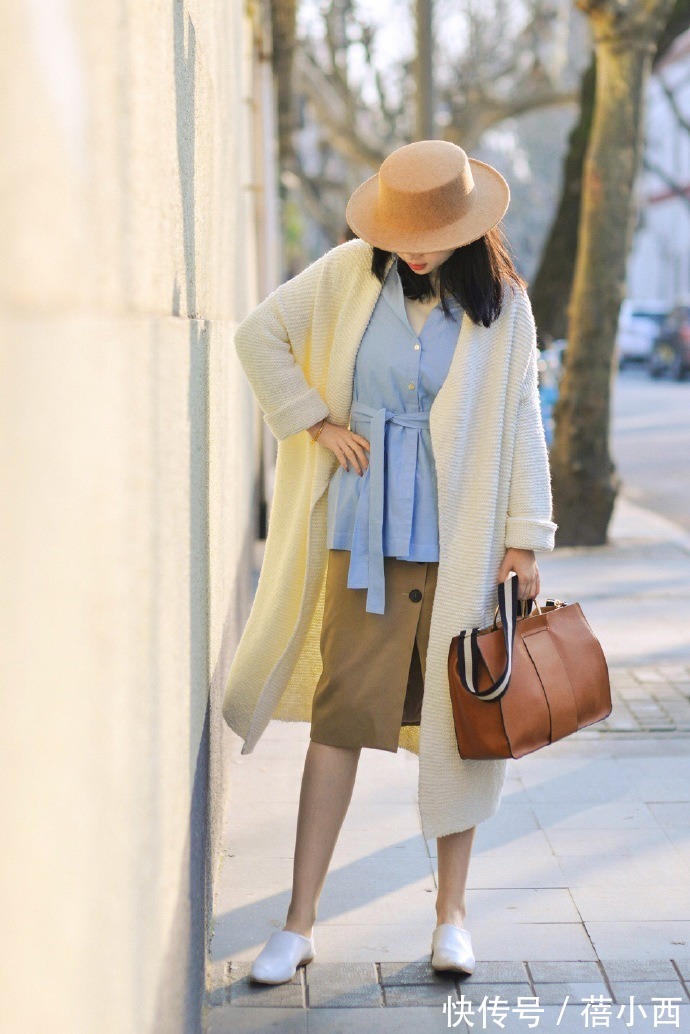 优雅 秋季还是穿“毛衣”最百搭,学会这4种搭配就够了,优雅到骨子里