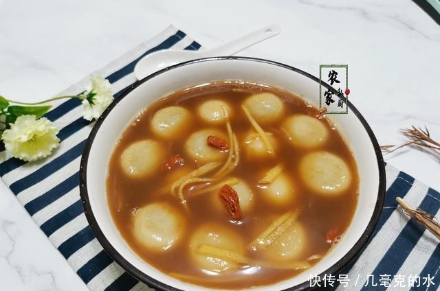 红糖|女人手脚冰凉,常煮它吃,每天一小碗好处多,冬天多吃手脚都暖和